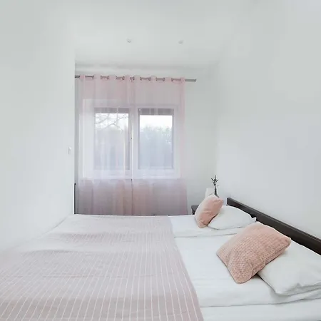 Spacious Tarsis In By Renters Apartment Kolobrzeg