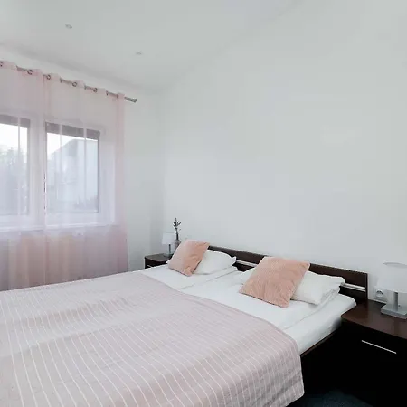 Apartment Spacious Tarsis In By Renters